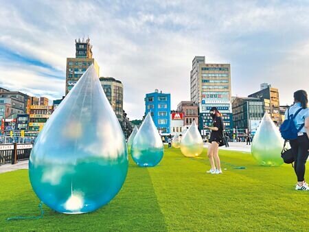 基隆市國門廣場裝置藝術「小彩滴」近日不斷被人惡意破壞，市府不排除提早撤場。（陳彩玲攝）