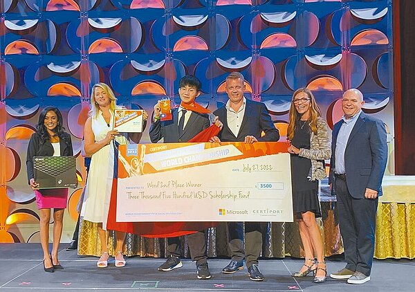 致理科大資管系同學曹景棋(左三)今年在美國加州舉行的2022 MOS (Microsoft Office Specialist) 世界盃競賽全球總決賽獲得全球第2名佳績,是台灣唯一獲得前3名的選手,堪稱台灣之光。(致理科大提供/李奇叡新北傳真)