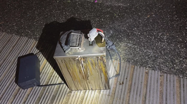 就是這顆電瓶起火,消防人員到場趕緊將東西移出。圖/讀者提供