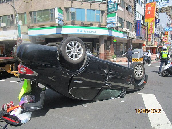 台中市王姓男子在16日開車行經西屯區時，違規左轉，遭陳女駕駛的轎車撞翻，王男留下名片後即離開現場。圖／讀者提供