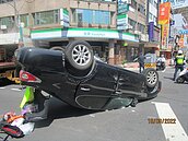 建商員工趕見客戶？違規被撞翻車「四輪朝天」　只留名片就走了