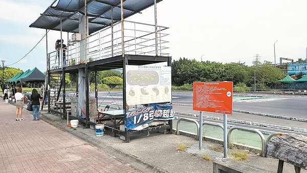 新北大都會公園遙控賽車場有座鋼構高台供車手俯瞰操控車輛,日前發生車友觸電受傷。記者林昭彰/翻攝