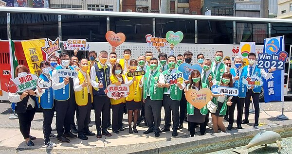 永慶房產集團竹苗區經管會在父親節前夕號召同仁與民眾一起挽袖捐血,2天的捐血活動幫助新竹捐血中心募集共606血袋。圖/永慶房產集團提供