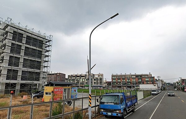 近10年潮州購屋平均總價高漲，漲幅高達4成；社宅的興建有必要性，「光春好室」社宅基地位於潮州鎮志成路與興隆路口，距離潮州夜市商圈約250公尺。圖／google map