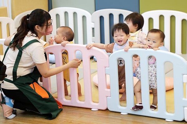 善化區「東關公共托育家園」17日上午舉行揭牌啟用儀式,可收托12名2足月至2歲之嬰幼兒。圖/台南市政府提供