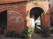 歲月摧殘　金門模範街變危樓