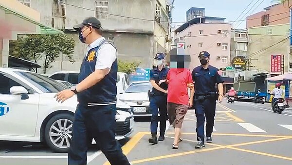 據了解,將老母親的遺體冰入冰箱長達5年的66歲男子(紅衣者)表示,當年母親離世時因為家中經濟困難,因此無法將母親下葬,僅能將遺體冰入冰箱內。(蘆洲警分局提供/黃敬文新北傳真)