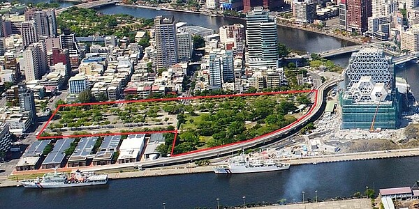 台糖活化資產,規劃採地上權模式,釋出分別位於高雄亞灣、駁二、小港少康營區、楠梓、橋頭新市鎮等區域的5塊商業區土地,總面積達34.28公頃。圖為台糖駁二特區土地(紅色範圍)。圖/高雄都發局提供