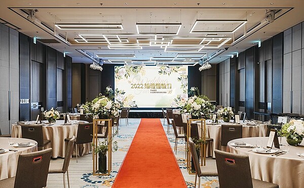台北國泰萬怡酒店推出「2023年婚宴專案」及全新菜色,每桌26,888元及29,888元起,每桌12位、平假日皆同價。圖/台北國泰萬怡酒店提供