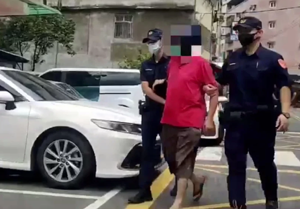 涉嫌把亡母遺體藏在家裡冰箱,五年詐領近七十萬元社福補助的男子,被警方帶回調查。記者林昭彰/翻攝