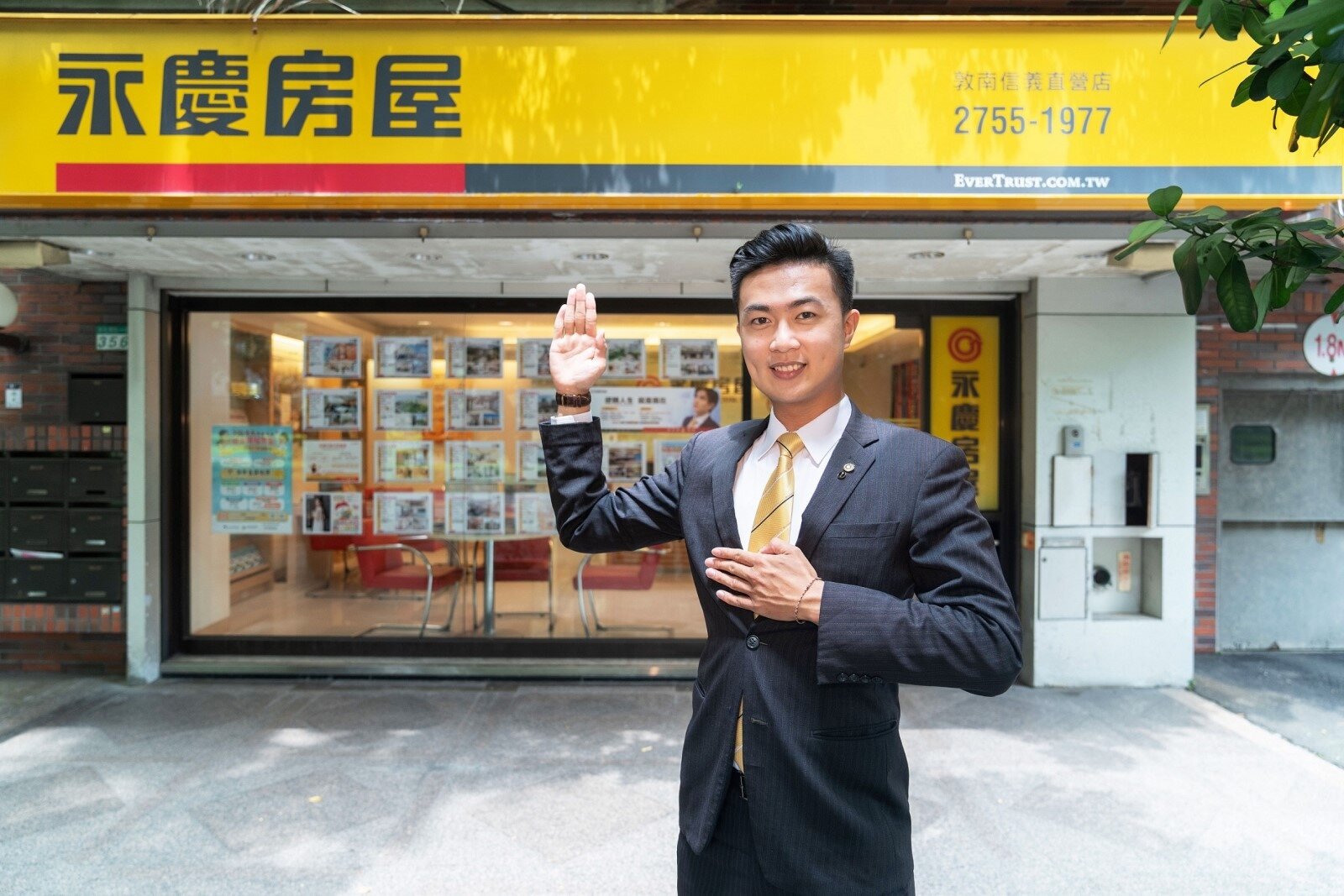 永慶房屋堅持「先誠實再成交」,近期年年推出「誠實服務」,承諾提供完整成交行情,否則將做出賠償,持續贏得消費者認同。圖/永慶房產集團提供
