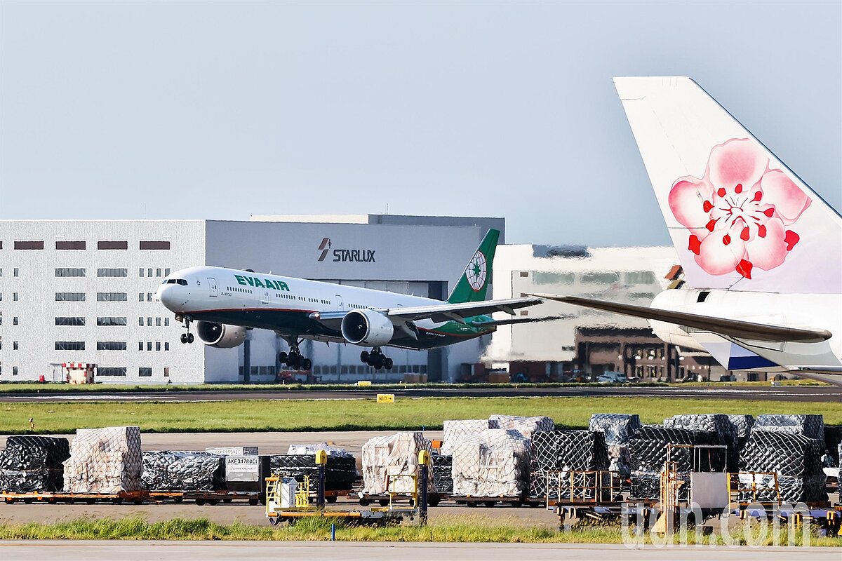 桃園機場23R跑道北面於18日下午疑似發現無人機活動,造成機場暫停起降共30分鐘,受影響航班9架次,受影響旅客人數約1187人。圖為桃園機場航機降落畫面,與本事件無關。記者黃仲明/攝影