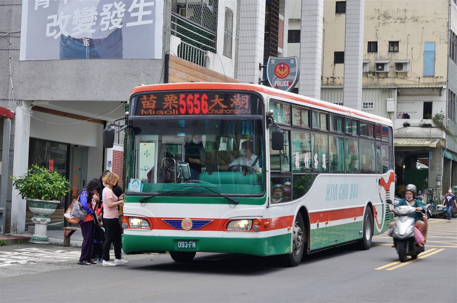 新冠疫情使客運駕駛人才流失，公路總局將祭出留才補助，協助業者招募新血，圖為新竹客運公車於苗栗大湖站載客。記者盧逸峰／攝影 