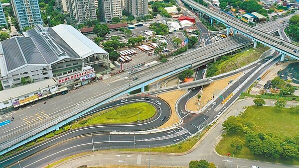 新北市「浮洲橋下道路優化工程」,於19日開放通車,可望解決當地交通的壅塞。(新北市工務局提供/陳慰慈新北傳真)