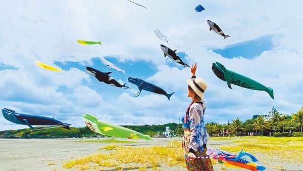 高市府觀光局於20日、21日首度舉辦「旗津風箏節」，預計將有30隻鯨魚風箏、超長35米章魚風箏在天空翱翔。（高市府觀光局提供／洪浩軒高雄傳真）