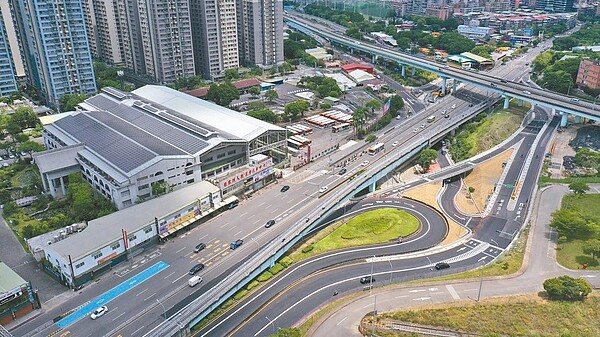 「浮洲橋下橋市區道路整體優化工程」已經完工，今日開放通行，未來還能連結台65浮洲上下匝道工程，改善周邊整體交通。圖／新北工務局提供