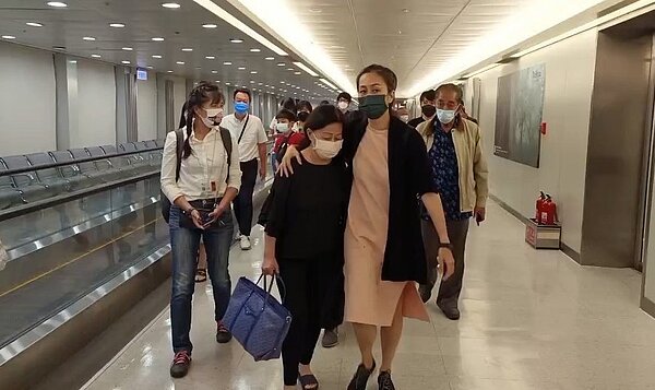 艾成的爸媽、姐弟家人自馬來西亞抵台處理後事。圖／民視提供