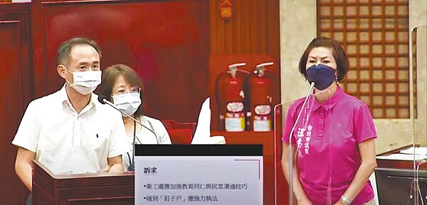 台北市議員汪志冰（右）質疑北市汙水接管速度牛步，市長柯文哲2015年上任後，每年接管率都不到1％，速度較前10年慢了2.7倍。（摘自台北市議會網站）