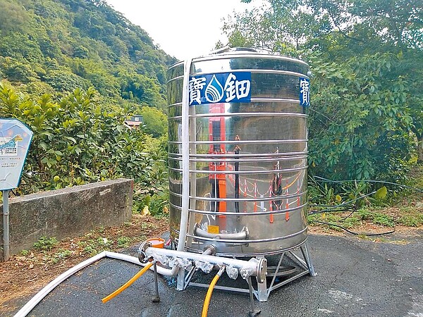 近期久旱不雨，新北坪林、平溪等地的山區出現無水可用的窘境，瑞芳、貢寮水情也吃緊，新北市府為此召開緊急會議，在坪林、平溪共設置23處臨時供水站應急。（新北市水利局提供／李奇叡新北傳真）