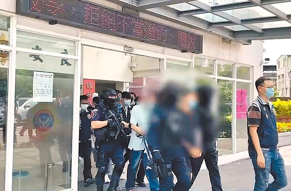 針對柬埔寨打工詐騙案,新北市警方整合報案資訊循線追查,會同各單位強力掃蕩,近期查獲3個不法集團,並拘捕16名犯嫌到案。(警方提供/李奇叡新北傳真)