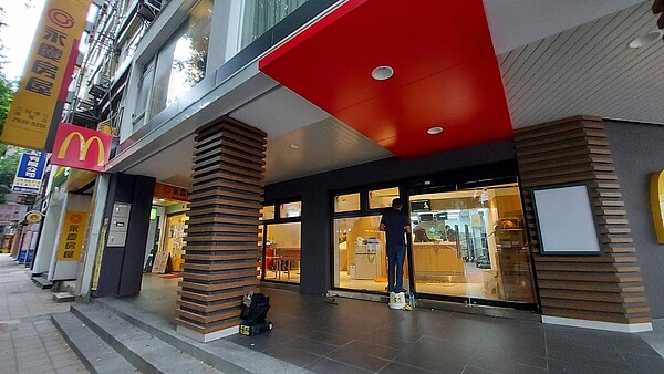 新的麥當勞天母店就在北市士林區德行東路與中山北路六段交叉口處,但眼尖網友發現內用位置僅有6個。圖/取自臉書粉專《天母商圈》