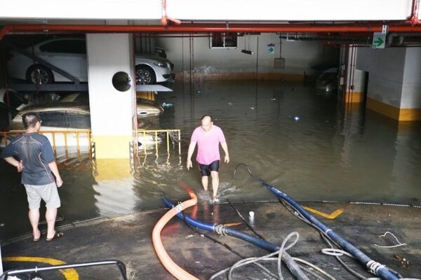2019年高雄「719水災」，苓雅區某大樓地下室淹水狀況。圖／聯合報系資料照片