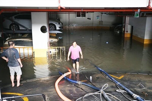 2019年高雄「719水災」,苓雅區某大樓地下室淹水狀況。圖/聯合報系資料照片
