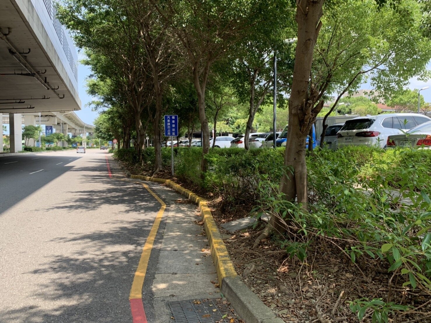 桃園高鐵站機車停等區在路邊,高鐵公司將會增大告示牌避免民眾誤會。記者翁唯真/攝影