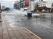 傻眼！台南永大路淹水開蓋調查　溝內塞滿板模、混凝土