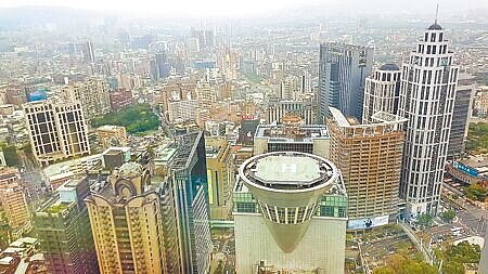 預售屋實價登錄資料顯示,今年新北巿第二季平均每坪成交價格為48.5萬元,較去年新制上路的第一個季度(7月至9月)成長9.5%。(王莫昀攝)