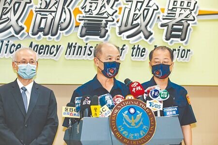針對18日航警與立委爆發口角衝突,航警局長鄭明忠(中)19日還原事發經過,強調依法就入境的被害人詢問,警政署長黃明昭(右)、台灣高等檢察署檢察長張斗輝(左)陪同出席。(郭吉銓攝)