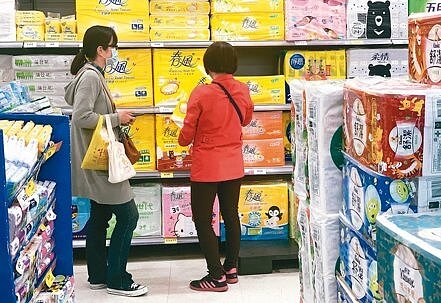 民生物價漲不停,又有衛生紙品牌準備漲價,國內第三大家用紙廠正隆昨透露,鑒於家紙成本飆漲,將再調漲衛生紙售價百分之5至20。圖/中時報系資料照
