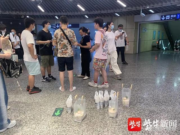 地鐵站出入口也有不少黃牛在兜售。圖/取材自紫牛新聞