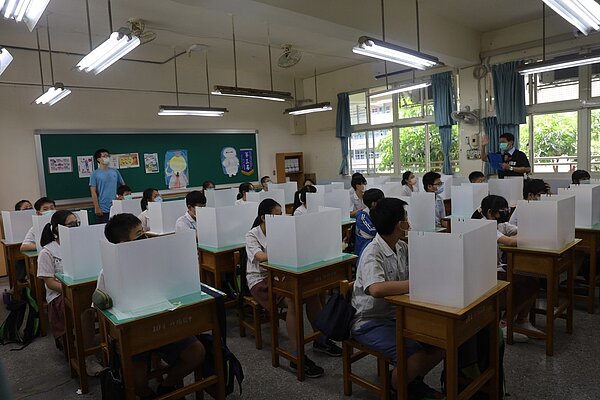 新北市教育局長張明文表示,新北還是會堅守午餐使用隔板,落實校園防疫。圖/新北市教育局提供