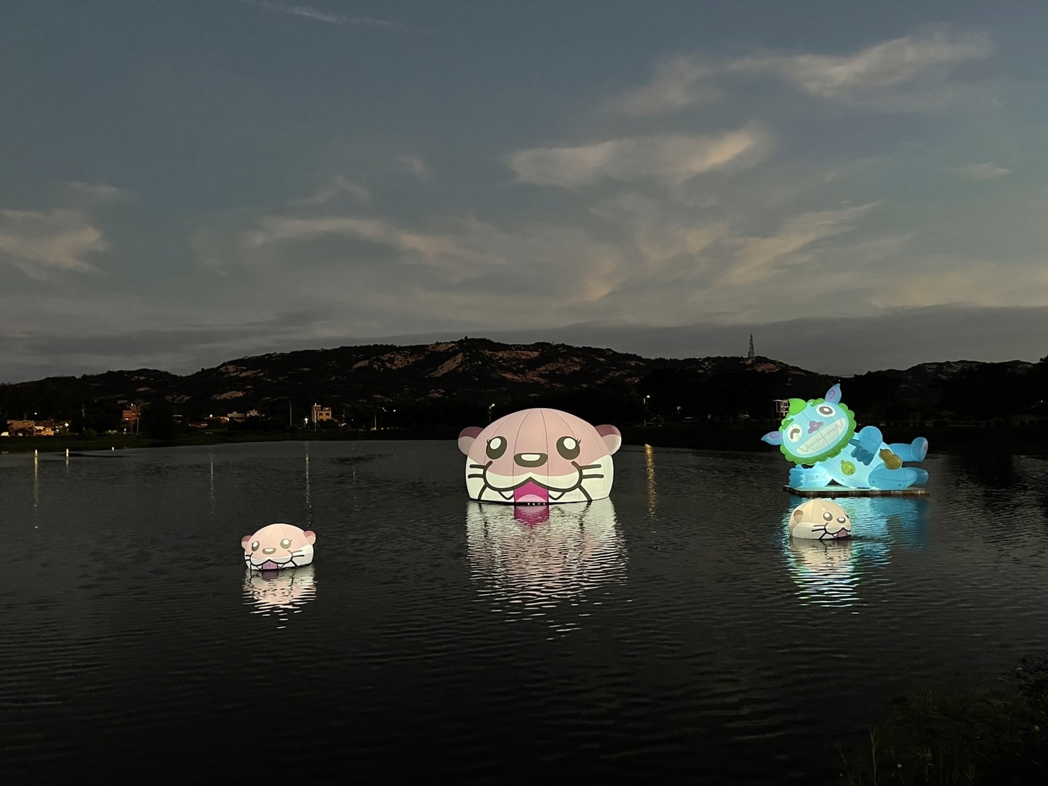 金沙鎮榮湖的裝置藝術展，有旅行風獅爺及水獺家族充氣玩偶，晚上還會亮燈，相當特別。記者蔡家蓁／攝影 