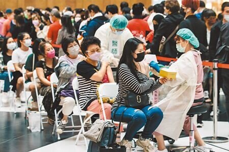 中廣董事長趙少康質疑疫苗採購合約封存30年,要到蔡英文總統、前防疫指揮官陳時中100歲才能解密。圖為4月中旬民眾在台北車站排隊接種疫苗。(本報資料照片)