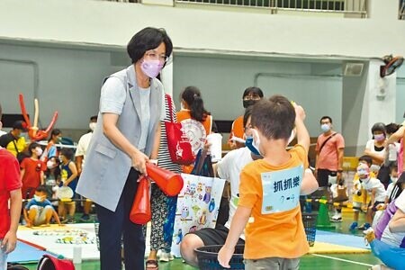 國民黨彰化縣長王惠美拚連任,表示上任後全面建構安心育兒環境。(吳敏菁攝)