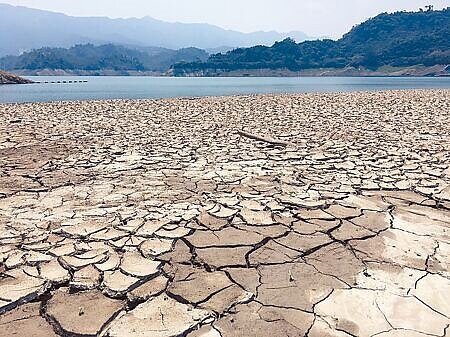 假若「全年無颱」與「東北季風晚到」2大變數發生,明年台灣極可能再釀缺水危機。水利署9月將盤點全台水情,決定是否提前啟動抗旱3.0計畫。圖為過去曾文水庫缺水情況。(本報資料照片)