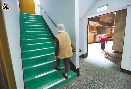 70歲以上長者只要從事輕度運動,例如走樓梯取代搭電梯,就能對大腦產生正面影響。圖為民眾行走在大樓樓梯間。(劉宗龍攝)