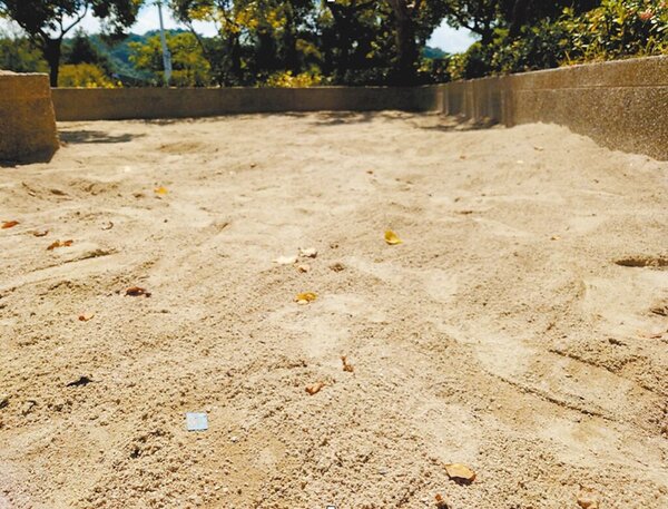 北市議員楊靜宇接獲多名家長投訴，質疑公園內的沙坑遊戲場維護不良，不僅沙子硬邦邦，還不時會出現垃圾和貓狗排泄物，讓人看了直搖頭。圖／北市議員楊靜宇提供／黃婉婷台北傳真
