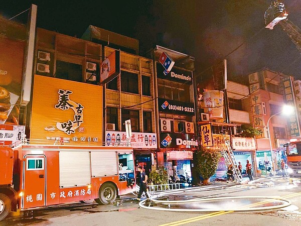 桃園中壢知名老店「上輝燒仙草」,昨天凌晨發生惡火,釀成一死兩傷悲劇。記者翁唯真/翻攝