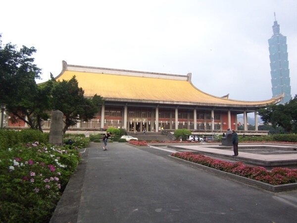 最貴的都更豪宅是鄰近國父紀念館的尚華仁愛大樓,最貴的1戶每坪180萬元。(圖/好房資料中心)