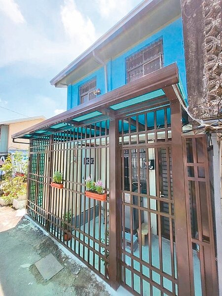 台中市社會局修繕西區街友中繼宅,昨天交屋啟用,提供街友自立住宿,脫離街頭生活。圖/台中市社會局提供