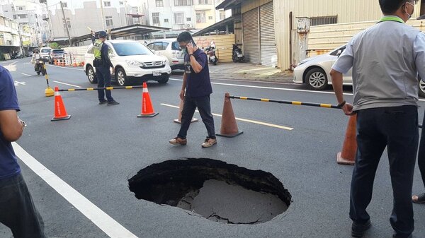 台南永康路面突塌陷，1米半坑洞卡車輪市府將開挖查原因。圖／方國安提供