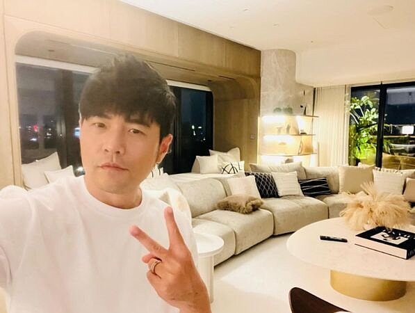 周杰倫首度曝光豪宅客廳裝潢。圖／翻攝自Instagram／jaychou