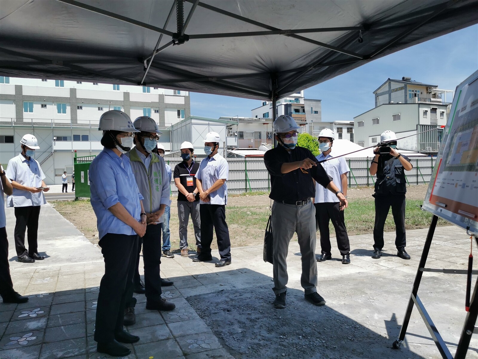 蔡英文總統（左起）今天由立委劉櫂豪陪同，到台東視察社會住宅「海濱好室」建築基地。記者卜敏正／攝影 