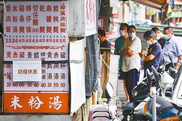 110年因應疫情實施「擴大急難紓困計畫」，全國核定88多萬件申請，共發出165億元。圖／聯合報系資料照