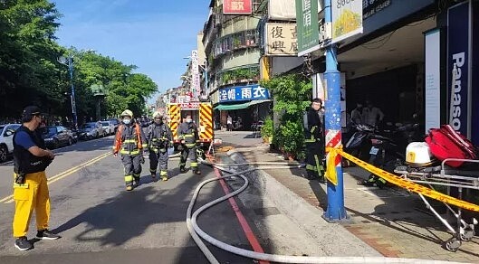 新莊區復興路今天早上發生公寓住宅火警。記者林昭彰／翻攝