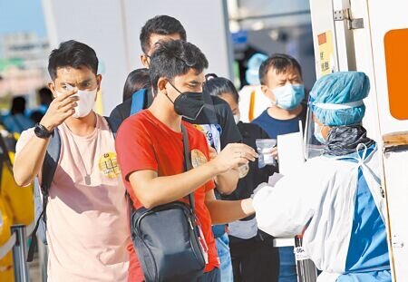 本土BA.5疫情升溫,指揮中心昨天公布2萬2137例本土病例,較上周日增加約1300例,成長6.4%。(本報資料照片)