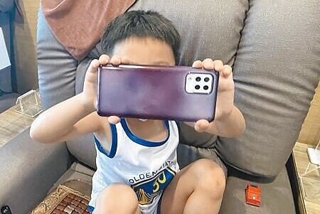 家長常用手機陪伴孩子,容易導致孩童語言發展遲緩。圖為新聞示意照片。(莊哲權攝)